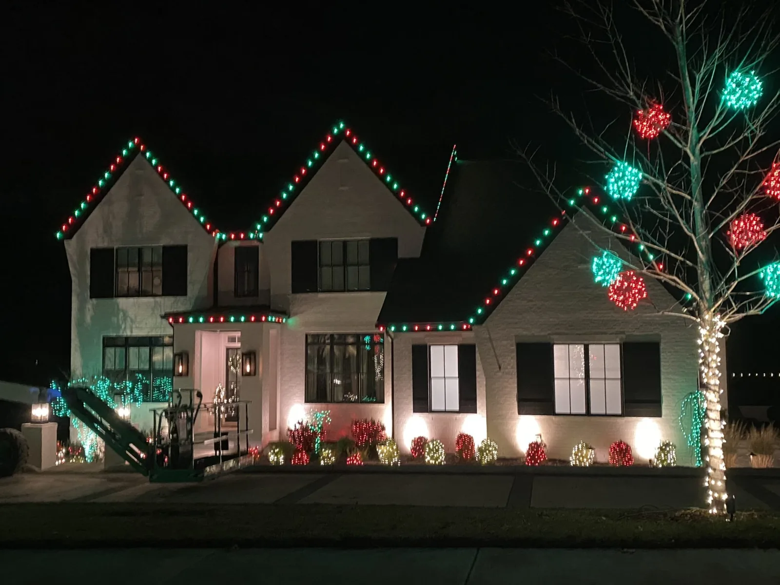 Permanent holiday roofline lighting