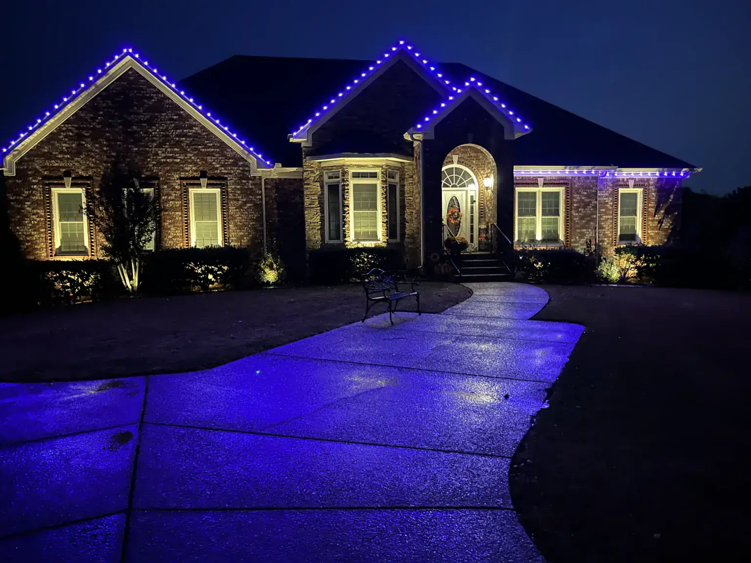 Color-changing roofline lighting