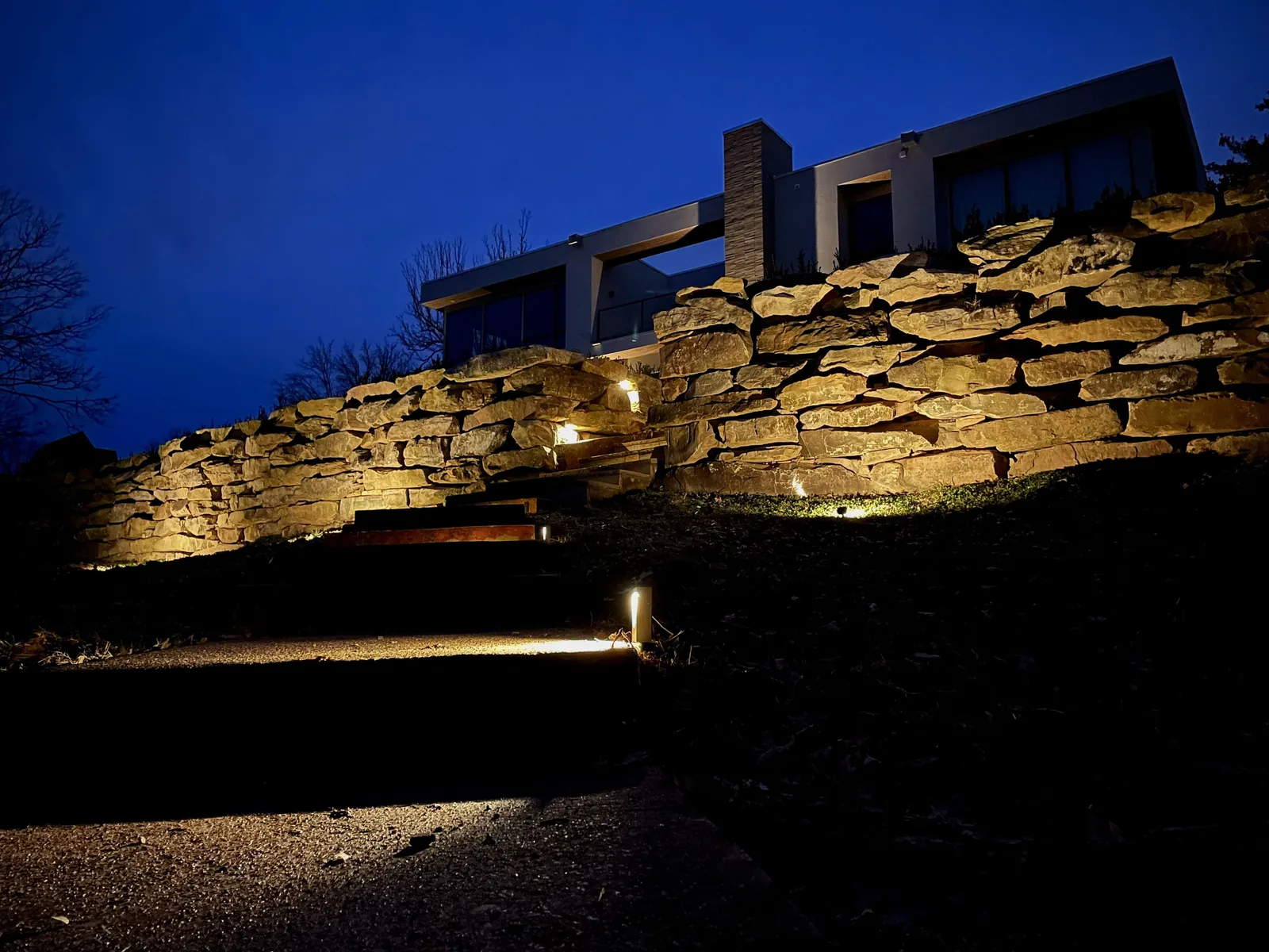 Stone retaining-wall and hardscape lighting